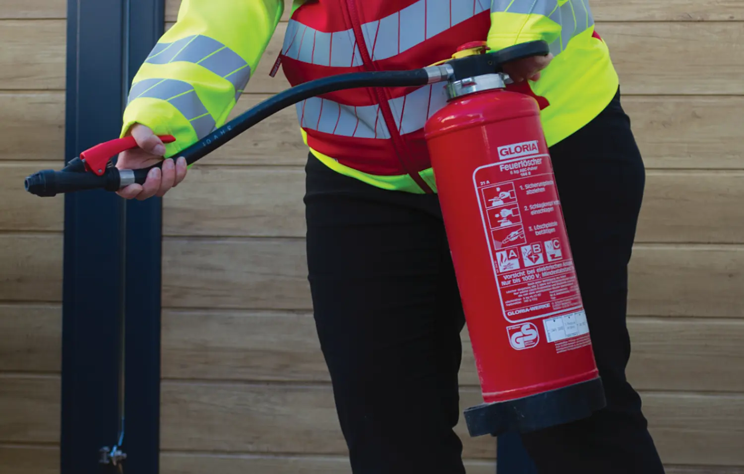 Büro- und Brandschutzdienstleistungen -  Mann mit Feuerlöscher