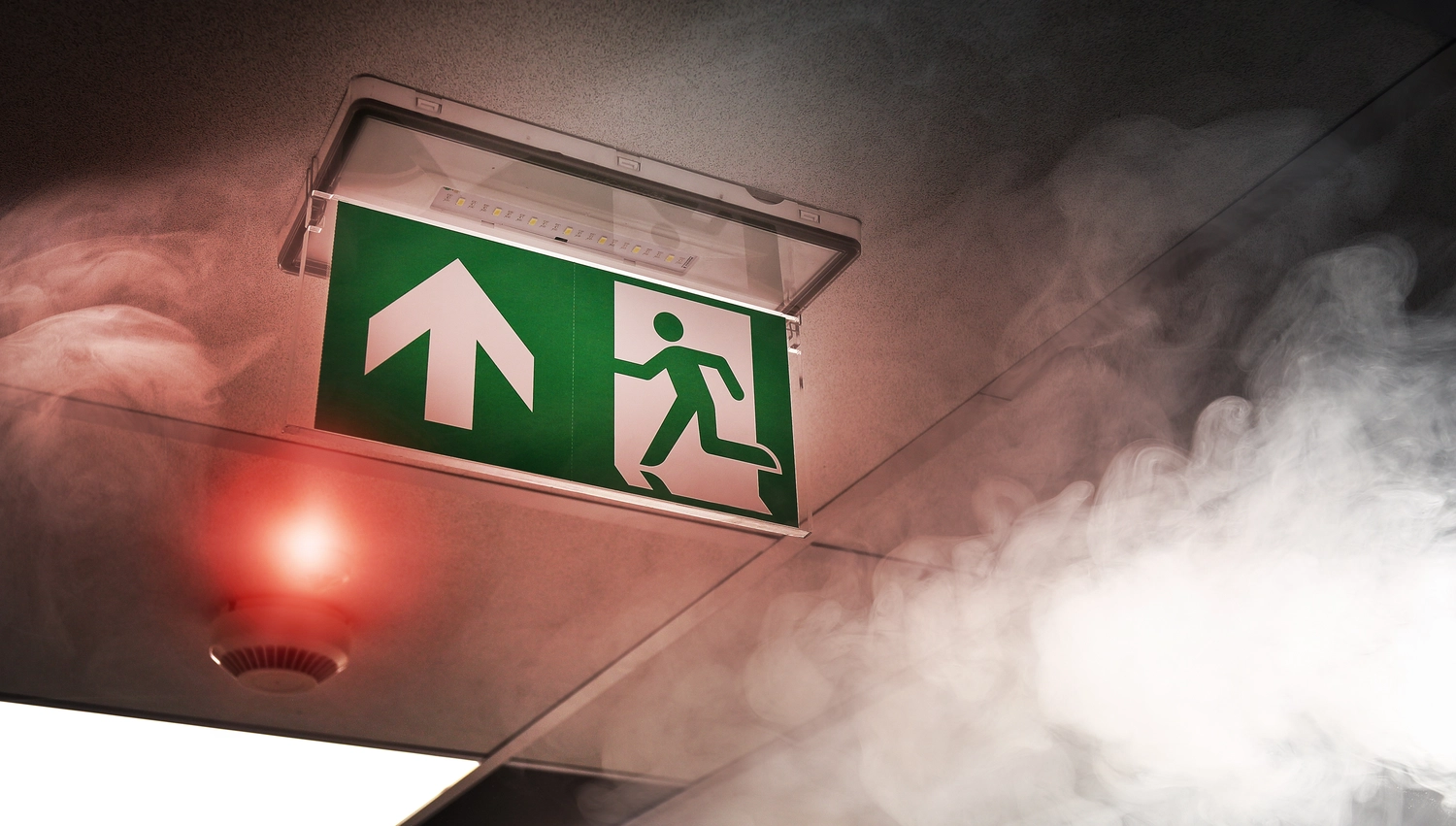 Büro- und Brandschutzdienstleistungen - Rauchmelder in einem modernen Gebäude